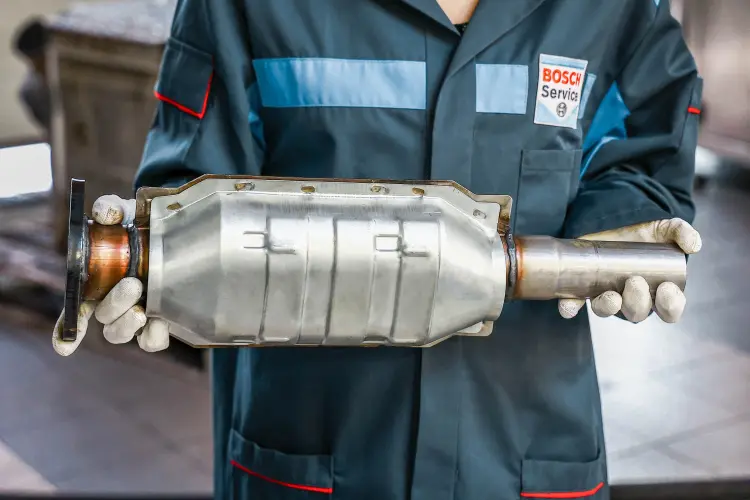Mechaniker hält DPF-Filter in den Händen