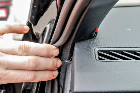 Fertig installierte LED-Anzeige von DPF CONTROL im Auto