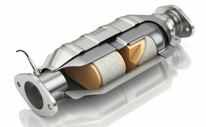 Querschnitt eines Dieselpartikelfilters (DPF) mit sichtbarer Filterstruktur und Sensor zur Abgasüberwachung.
