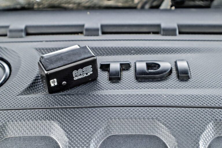 DPF-Kontrollleuchte im TDI-Motorraum – Warnsymbol für den Dieselpartikelfilter.