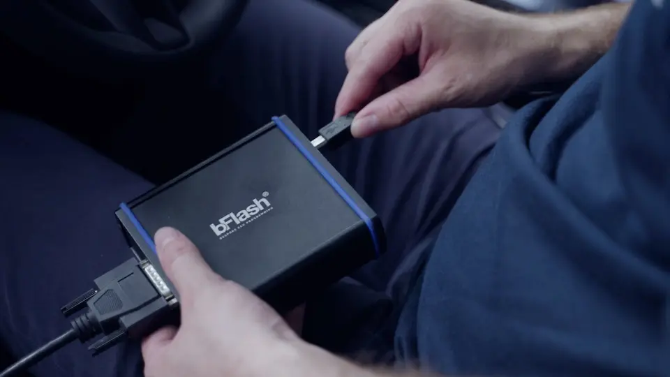 Ein bFlash-Gerät wird von einem Benutzer für das Flashing und Tuning per USB verbunden.