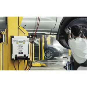 GYSFLASH 102.12 HF Ladegerät im Einsatz bei der Fahrzeugwartung und Diagnose.