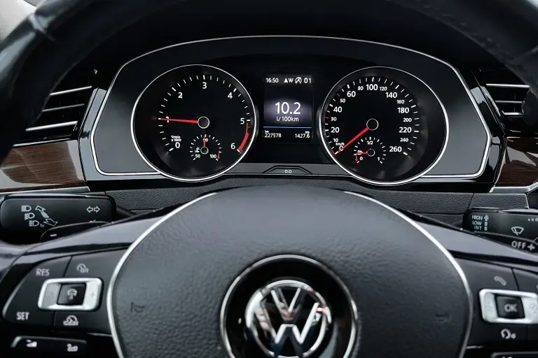 Erhöhter Spritverbrauch im Cockpit eines VW TDI während der DPF Regeneration