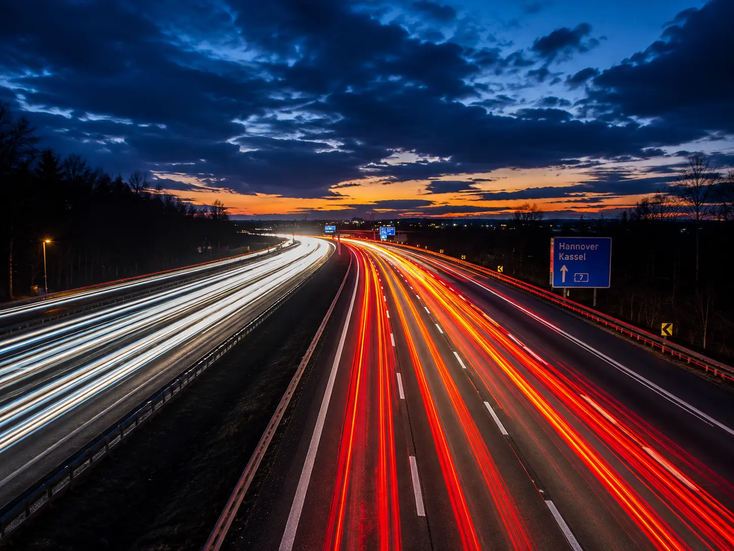 Schnelle und verantwortungsvolle Fortbewegung auf der Autobahn unterstützt Wirtschaft und Produktivität