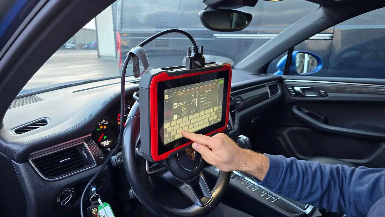THE GENIUS Tablet im Arbeitsablauf für OBD-, Bench- oder Open-Anwendungen