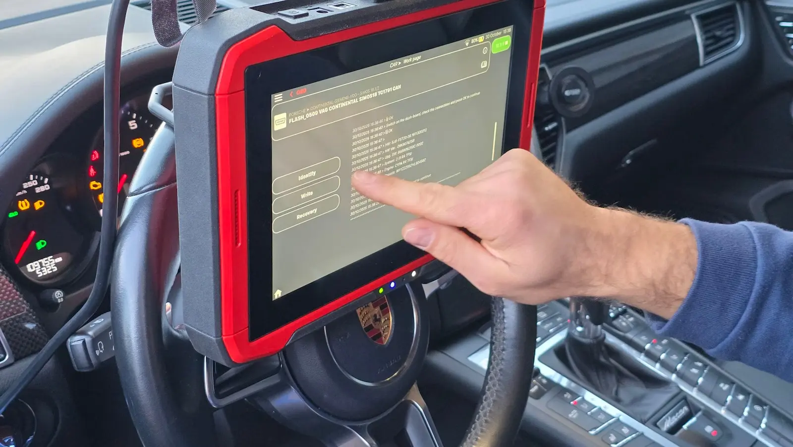 THE GENIUS Touchbedienung für die Auswahl von Fahrzeug und Steuergerät