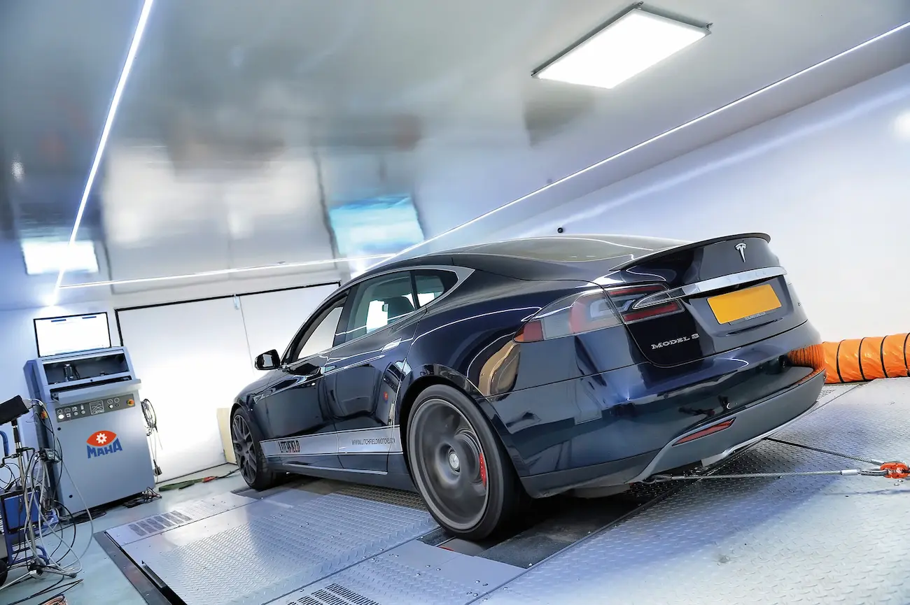 Elektrofahrzeug auf dem MAHA MSR 500/2 Rollenprüfstand