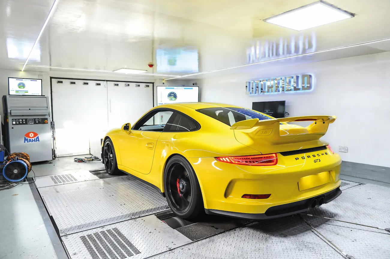 Porsche 911 GT3 mit MAHA MCD 2000 Bedienpult auf einem Allrad-Leistungsprüfstand