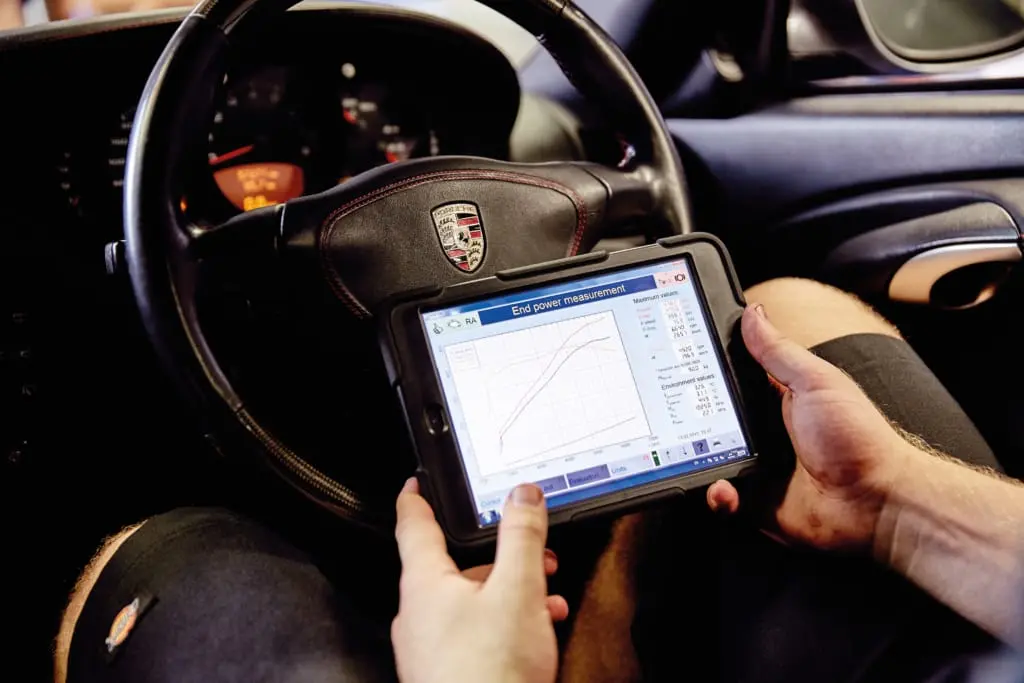 Leistungsmessprotokoll auf einem Tablet im Fahrzeug während einer Prüfstandsmessung