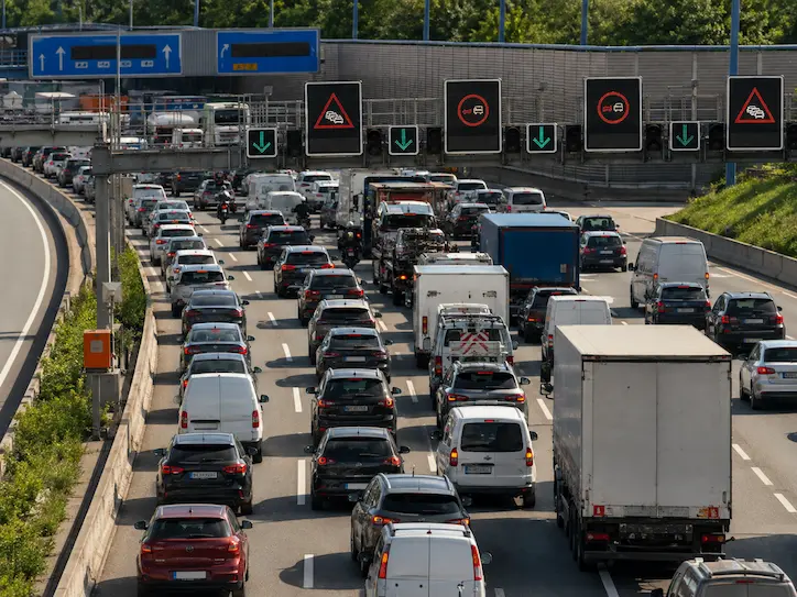 Staus auf deutschen Autobahnen verursachen Zeitverluste und belasten die wirtschaftliche Leistungsfähigkeit