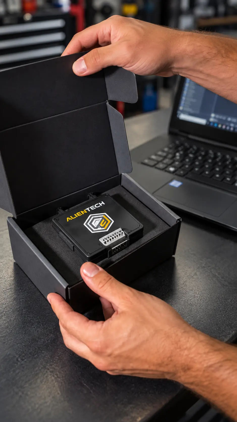 KESS3 Unlock Module in geöffnetem Alientech-Karton am Arbeitsplatz