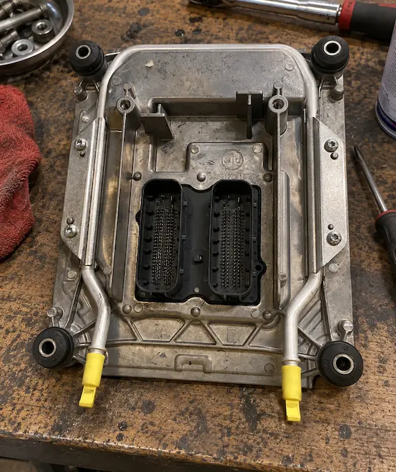 Bosch ECM4 Motorsteuergerät aus einer Volvo-Anwendung mit äußeren Anschlussbuchsen auf der Werkbank